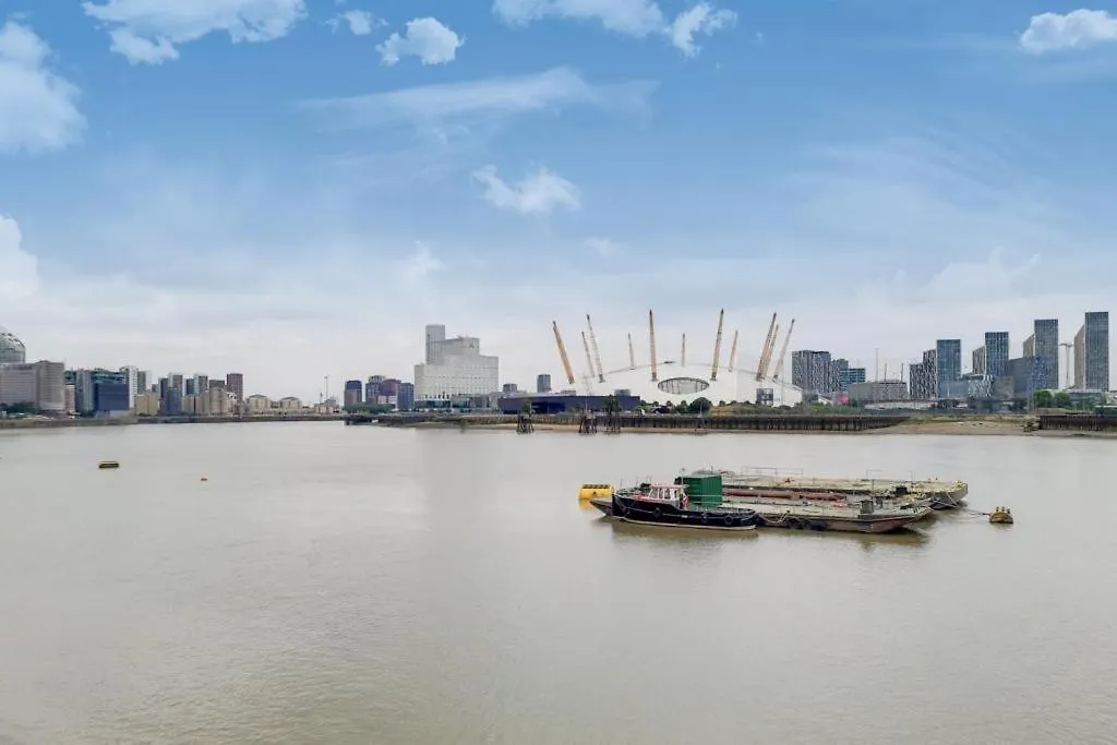 Canary Wharf Balcony Suite London