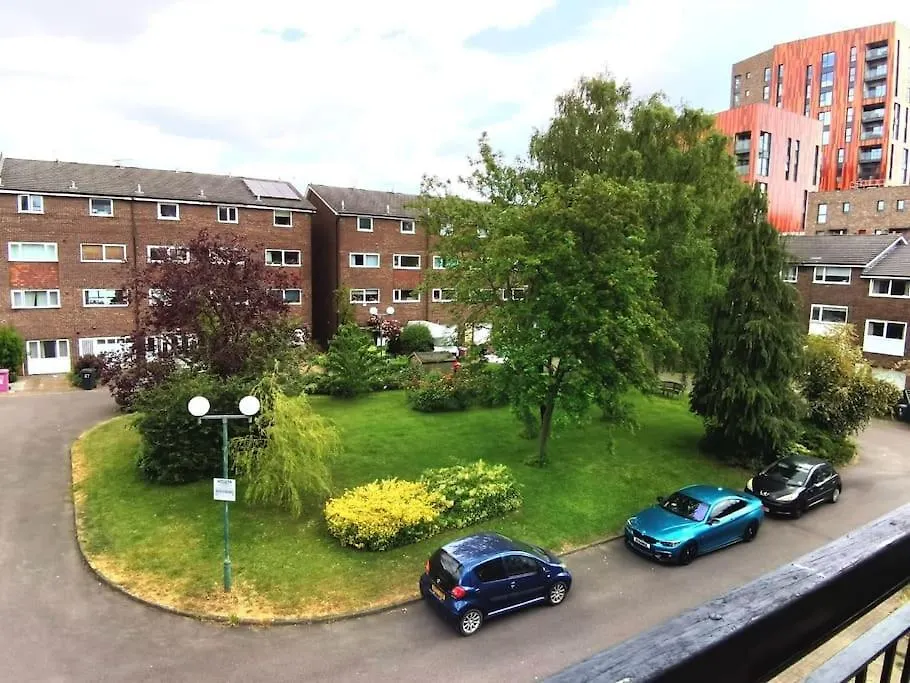 Canary Wharf Balcony Suite London Homestay